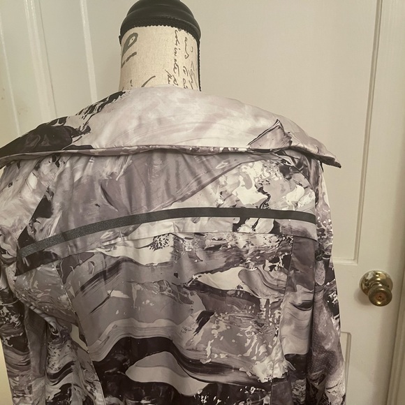 Lululemon jacket - Picture 6 of 10
